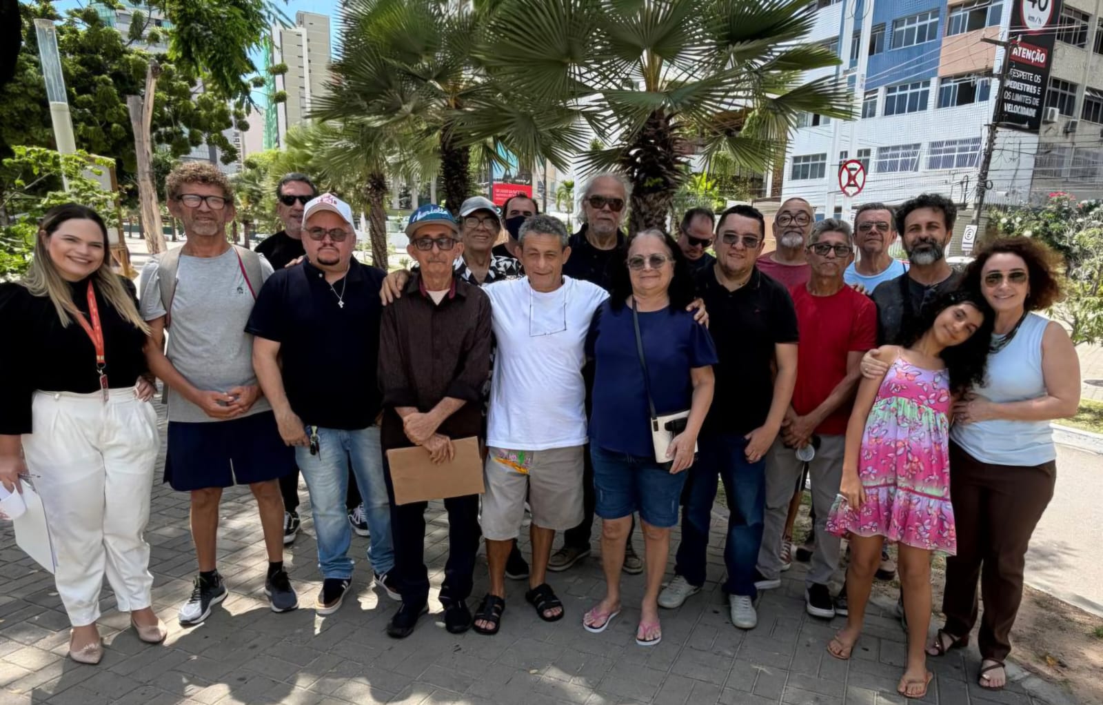 A ocupação dos espaços na galeria “Arte na Orla” foi definida por meio de sorteio, realizado no próprio local.